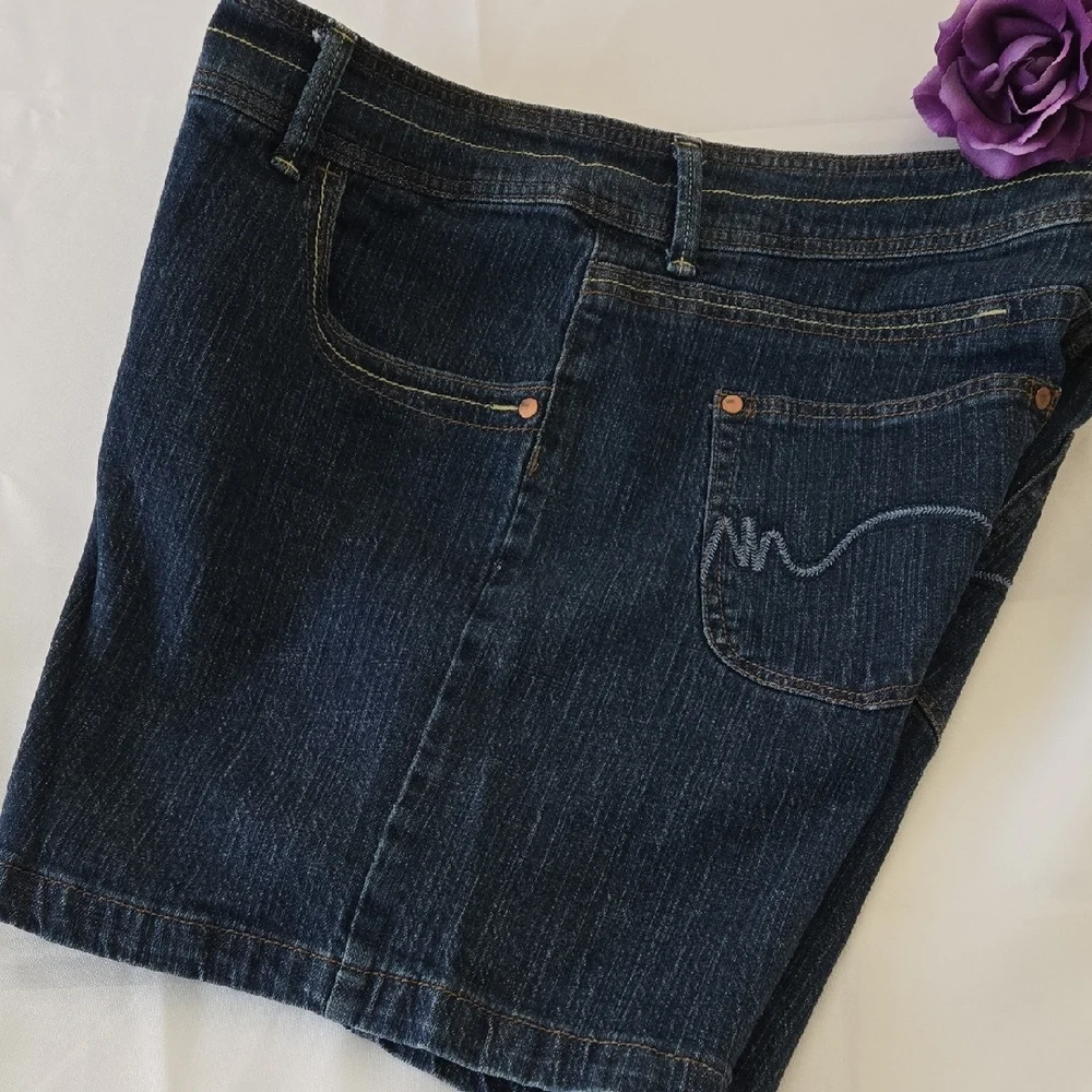 Lee Women’s Plus Size 18W Dark Wash Stretch Denim Shorts NWOT - Picture 3 of 8